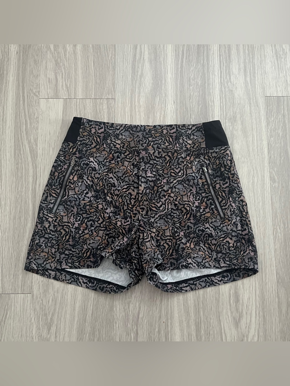 Athleta Size 6 Printed Stretch Shorts Black Gray Pink Zip Pockets